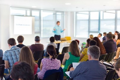 Kiwa Training: vol klaslokaal met een docent